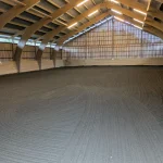 Inne i ridehuset